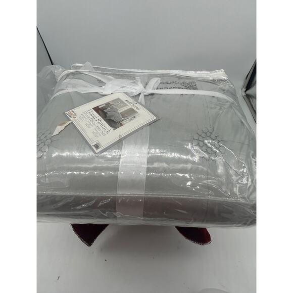 Floral Pintuck Comforter Set Twin/Twin XL Comforter & Sham Farmhouse Grey NEW - Picture 3 of 3